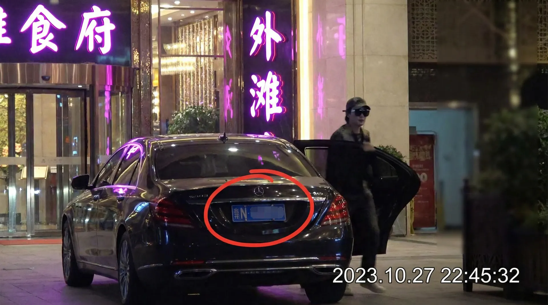 黄色仓库hsck - 豪车餐厅外偷拍